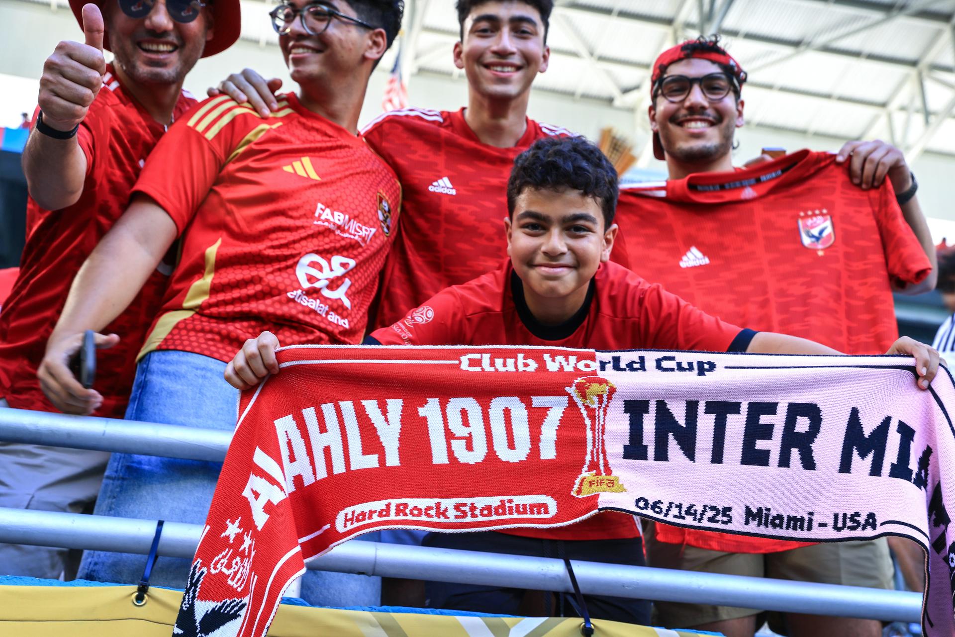 Aficionados animan en las gradas antes del inicio del partido de la fase de grupos de la Copa Mundial de Clubes de la FIFA 2025. EFE/EPA/CRISTOBAL HERRERA-ULASHKEVICH