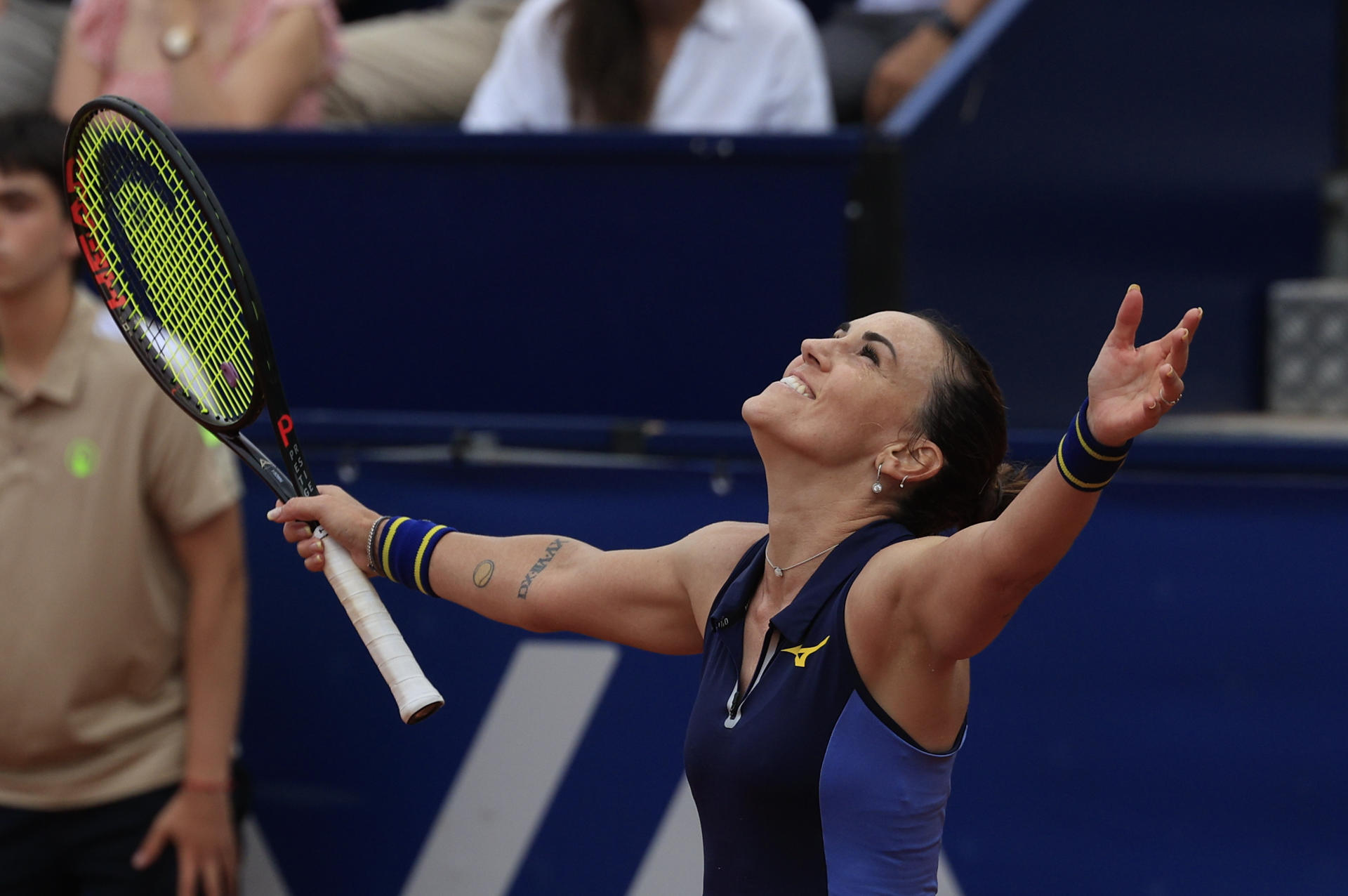 La tenista española Nuria Párrizas celebra la victoria ante la estadounidense Louisa Chirico, tras la final del BBVA Open Internacional celebrada este domingo en Valencia. EFE/Kai Forsterling
