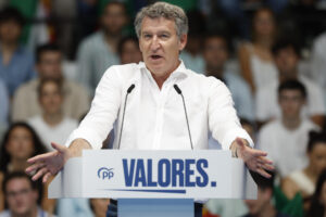 El líder del PP, Alberto Nuñez-Feijóo, este domingo en un acto público con el lema "Málaga por la democracia" como colofón a una semana en la que los populares han insistido en pedir elecciones anticipadas. EFE/ Jorge Zapata