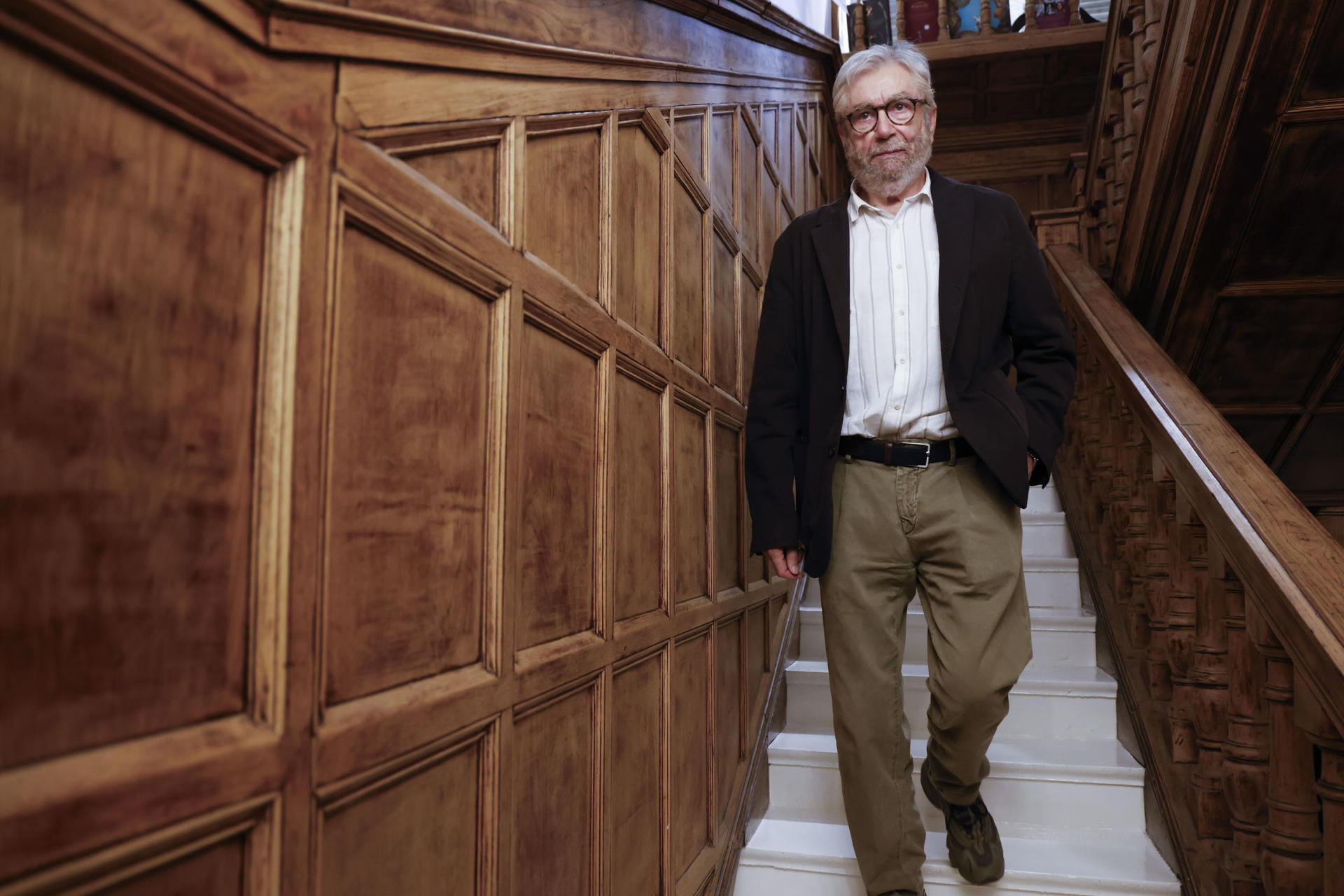 Antonio Muñoz Molina presenta su nueva novela, 'El verano de Cervantes', una lectura apasionada de Don Quijote que mezcla investigación literaria y memoria personal, recuerdos de infancia, primeras lecturas y la influencia que ha tenido en otros autores como Melville, Balzac o Thomas Mann. EFE/ Blanca Millez

