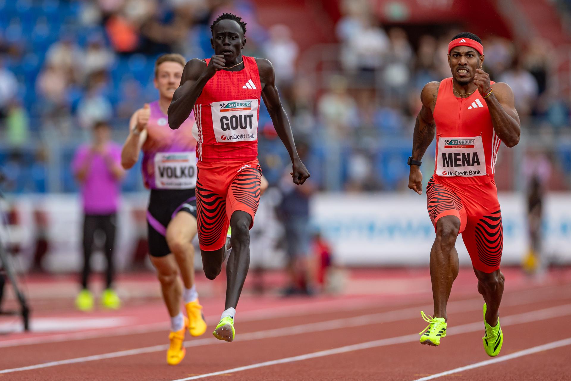 El australiano Gout Gout, de sólo 17 años, en la final de los 200 metros de la reunión de Ostrava (República Checa). EFE/EPA/MARTIN DIVISEK