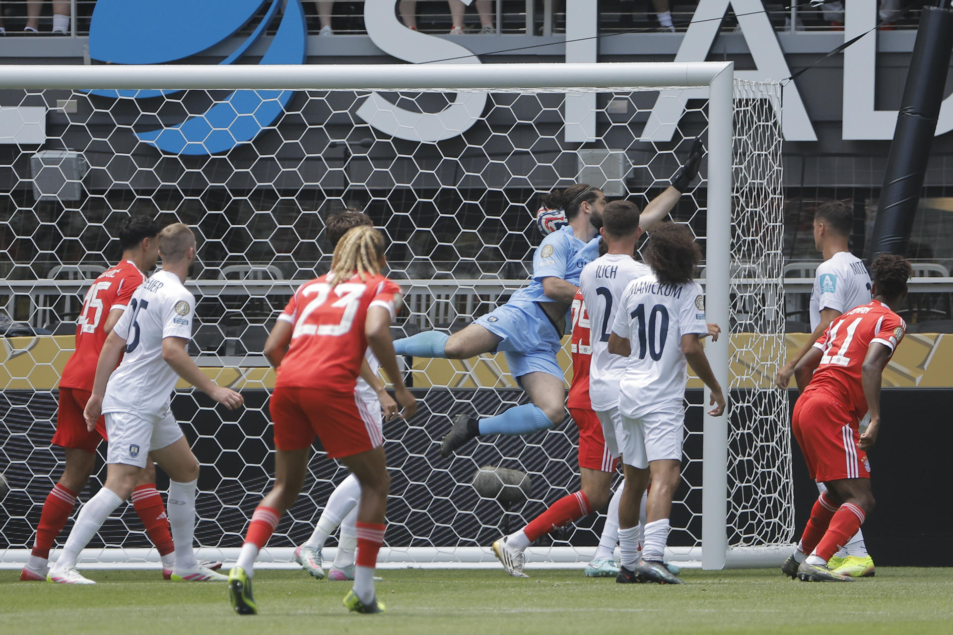 El portero Conor Tracey, de Auckland, no puede evitar el gol del Bayern Múnich en el partido del Grupo C del Mundial de Clubes. EFE/Juan Ignacio Roncoroni