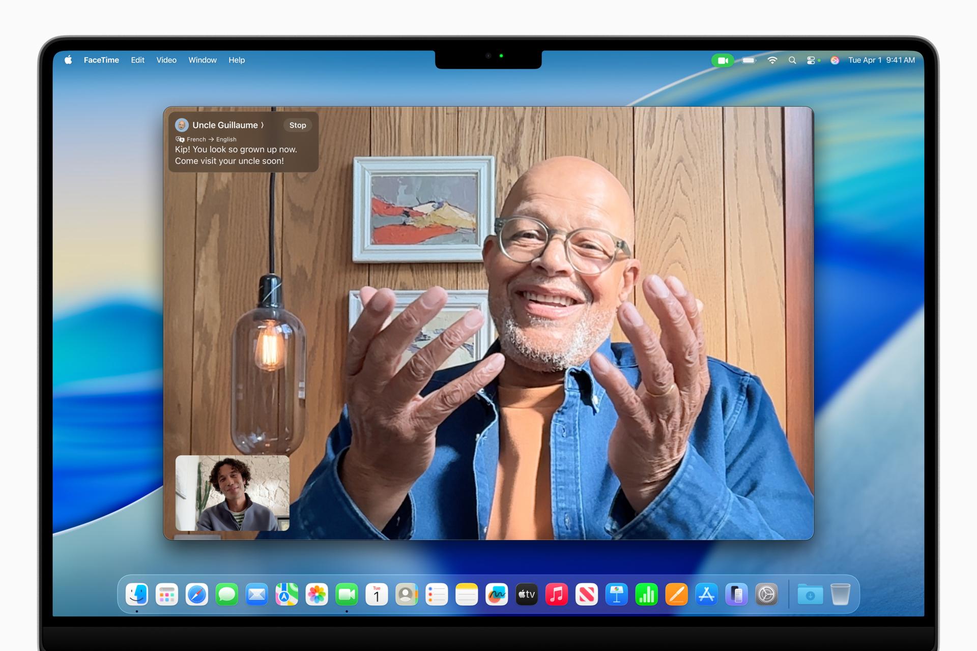 Foto sin fecha proporcionada por Apple Inc. que muestra la función de traducción en vivo de Apple en FaceTime, incluida en el nuevo macOS Tahoe, que ayuda a los usuarios a comunicarse en diferentes idiomas mediante subtítulos traducidos en tiempo real mientras aún se escucha la voz del hablante. EFE/EPA/APPLE INC. /