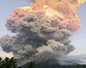 Imagen de la erupción este martes del el volcán Lewotobi Laki-laki, en la isla de Flores (oeste de Indonesia), que provocó una columna de ceniza que se elevó a una altura de hasta 10 kilómetros sobre el cráter
EFE/EPA/PVMBG HANDOUT BEST QUALITY AVAILABLEHANDOUT EDITORIAL USE ONLY/NO SALES