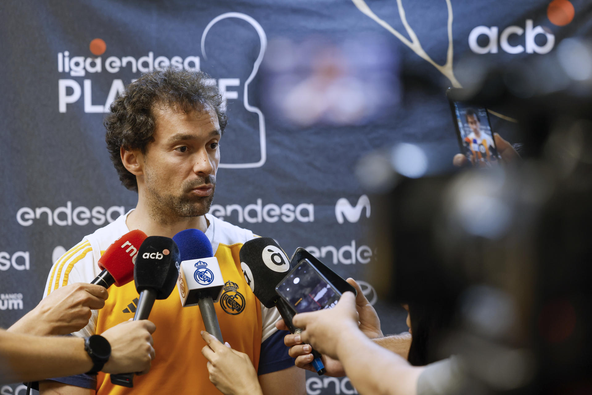 El base del Real Madrid Sergio Llull atiende a la prensa durante el entrenamiento llevado a cabo en el Movistar Arena para preparar la final de la Liga que disputarán ante el Valencia Basket. EFE/ Mariscal