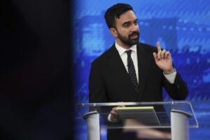Fotografía de archivo, tomada el pasado 4 de junio, del precandidato demócrata a la alcaldía de Nueva York Zohran Mamdani, durante un debate de las primarias, en Nueva York (NY, EE.UU.) EFE/Yuki Iwamura/Pool
