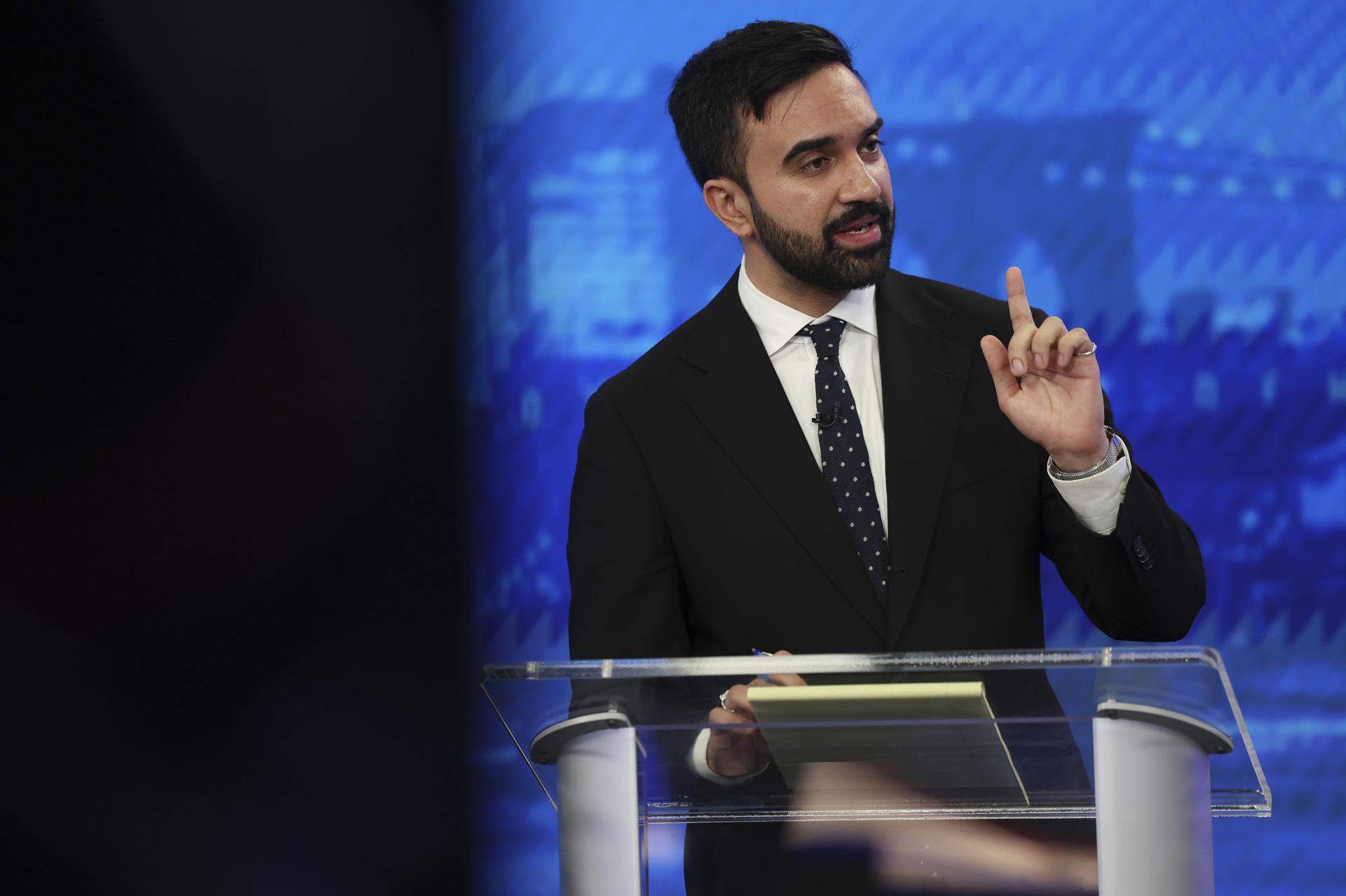 Fotografía de archivo, tomada el pasado 4 de junio, del precandidato demócrata a la alcaldía de Nueva York Zohran Mamdani, durante un debate de las primarias, en Nueva York (NY, EE.UU.) EFE/Yuki Iwamura/Pool