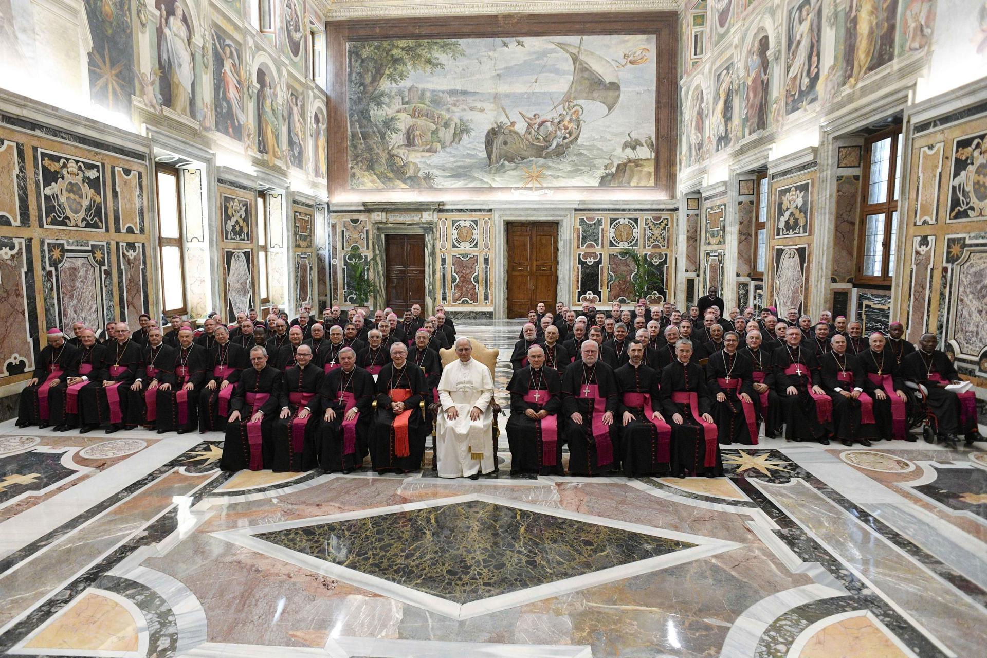 El papa León XIV asiste a una audiencia con nuncios y representantes papales en la Ciudad del Vaticano, el 10 de junio de 2025. EFE/EPA/VATICAN MEDIA HANDOUT HANDOUT EDITORIAL USE ONLY/NO SALES
