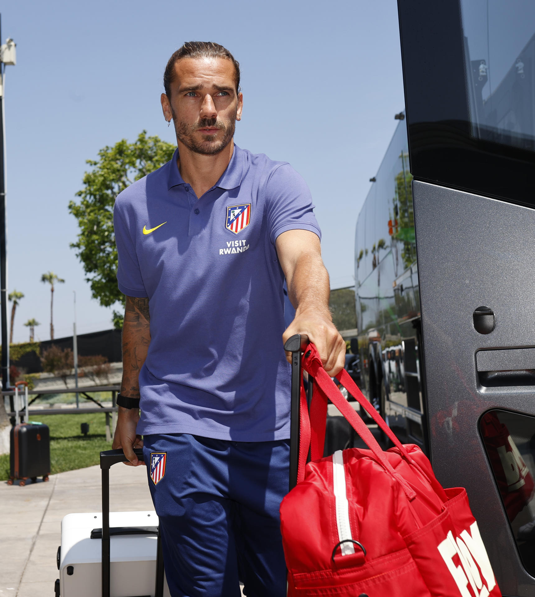 El jugador del Atlético de Madrid Antoine Griezmann, a su llegada a Los Ángeles (Estados Unidos), donde el equipo tendrá su base durante la fase de grupos del Mundial de Clubes de la FIFA y debutará ante el Paris Saint-Germain, flamante campeón de Europa. EFE/Atlético de Madrid // SOLO USO EDITORIAL/SOLO DISPONIBLE PARA ILUSTRAR LA NOTICIA QUE ACOMPAÑA (CRÉDITO OBLIGATORIO)