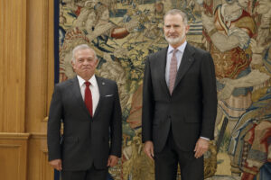 Felipe VI (d) mantiene un encuentro con el rey Abdalá II (i) de Jordania Palacio de la Zarzuela, este jueves. EFE/Ballesteros
