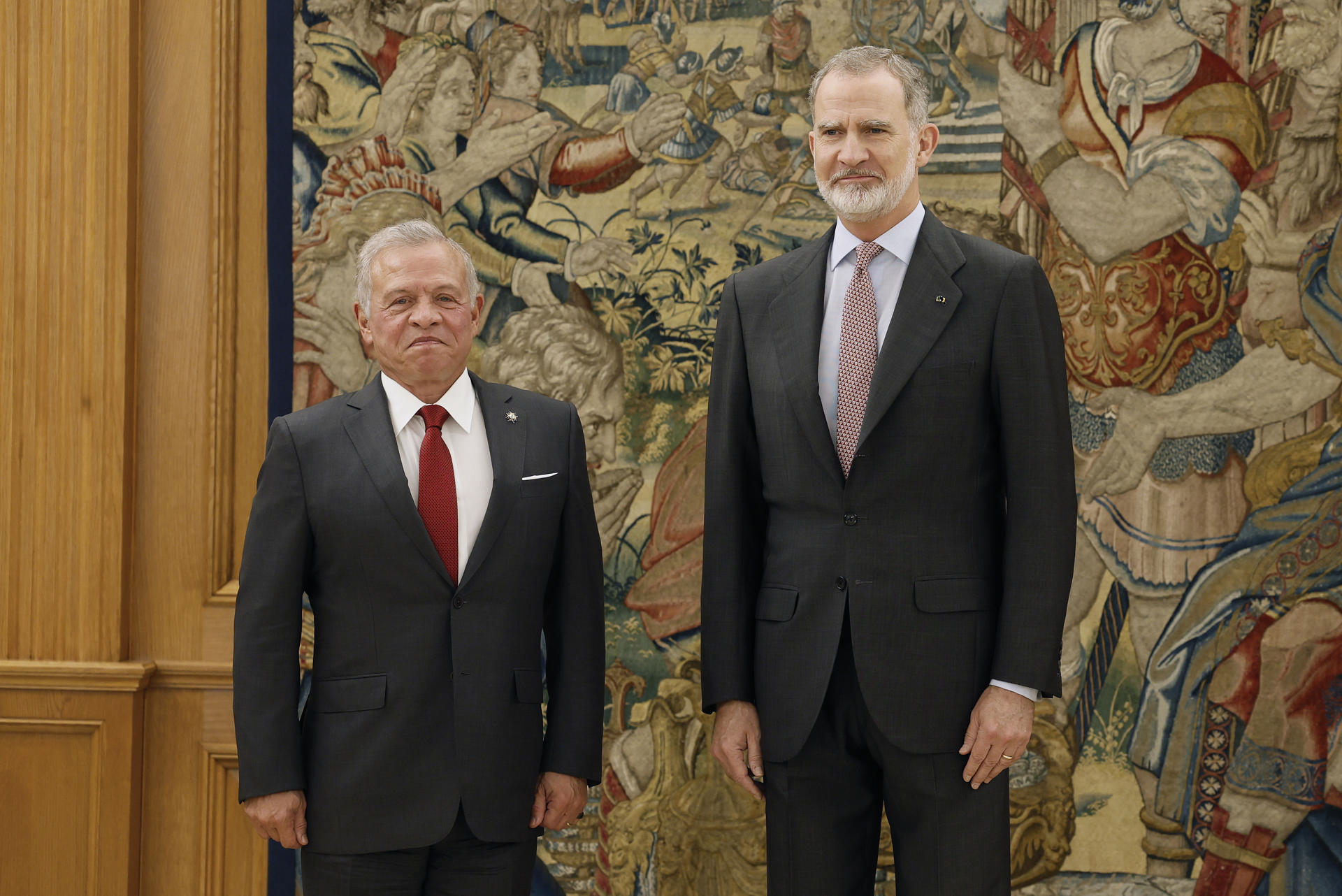 Felipe VI (d) mantiene un encuentro con el rey Abdalá II (i) de Jordania Palacio de la Zarzuela, este jueves. EFE/Ballesteros