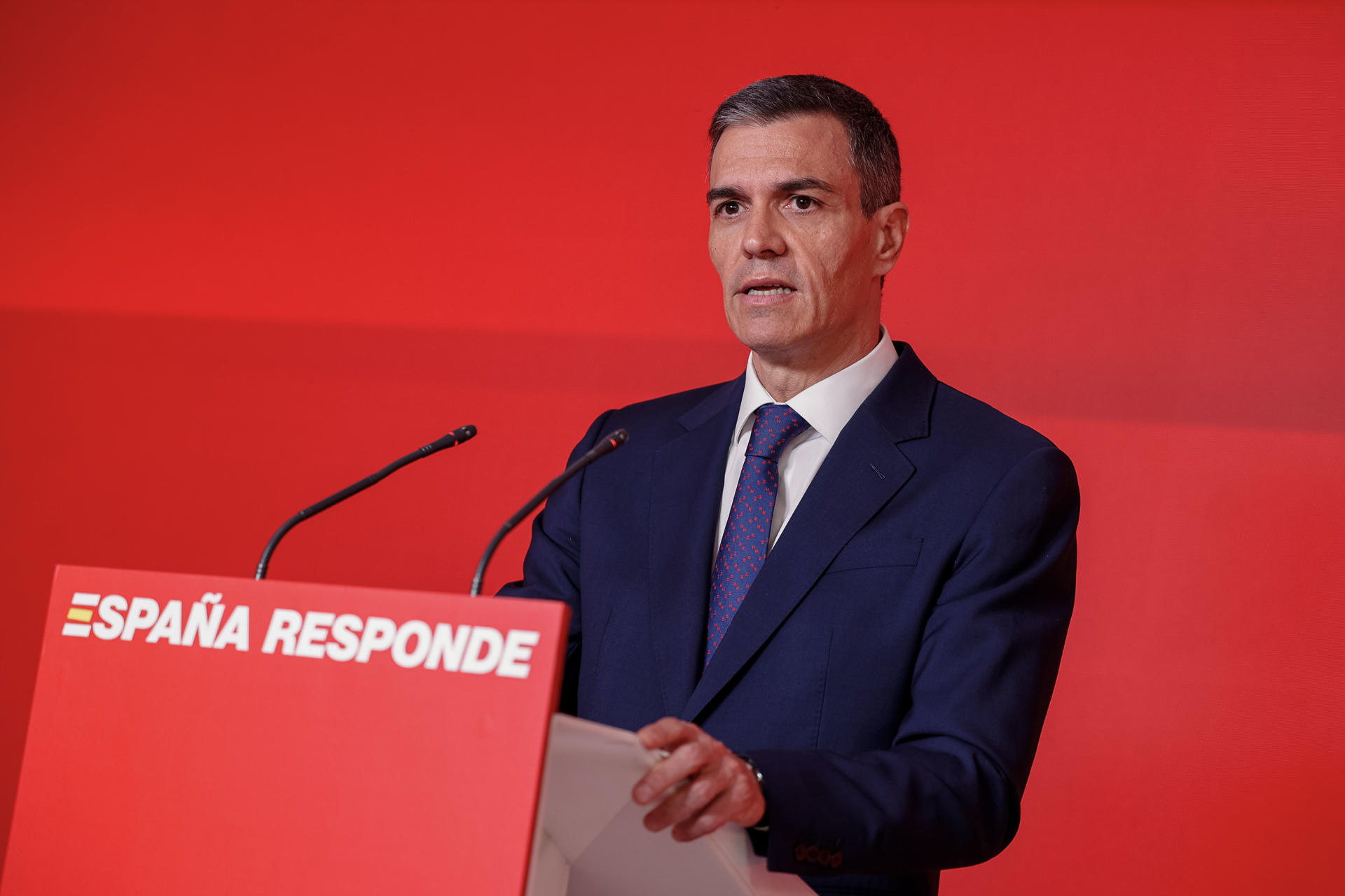 El presidente del Gobierno y líder del PSOE, Pedro Sánchez, ha admitido que los socialistas no debieron confiar en su hasta ahora secretario de Organización, Santos Cerdán, cuya dimisión le ha exigido al conocer el informe de la UCO que le implica en supuestos casos de corrupción y ha asegurado que "aunque la decepción es grande, la respuesta será siempre contundente", durante la rueda de prensa ofrecida este jueves en la sede del partido. EFE/Daniel Gonzalez