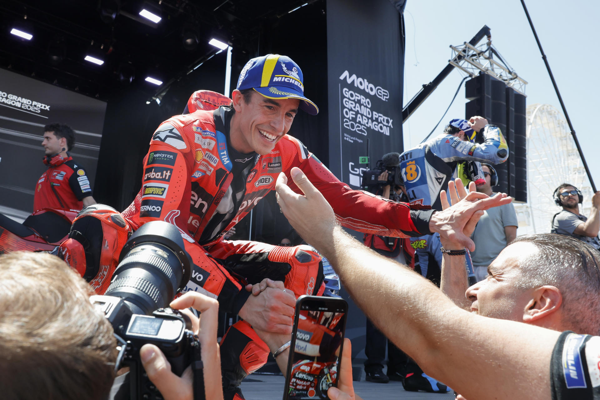 El piloto español de MotoGP Marc Márquez (Ducati Desmosedici GP25) celebra su victoria en la carrera 'sprint' del Gran Premio de Aragón de MotoGP que se ha disputado este sábado en el circuito Motorland de Alcañiz. EFE/Javier Cebollada