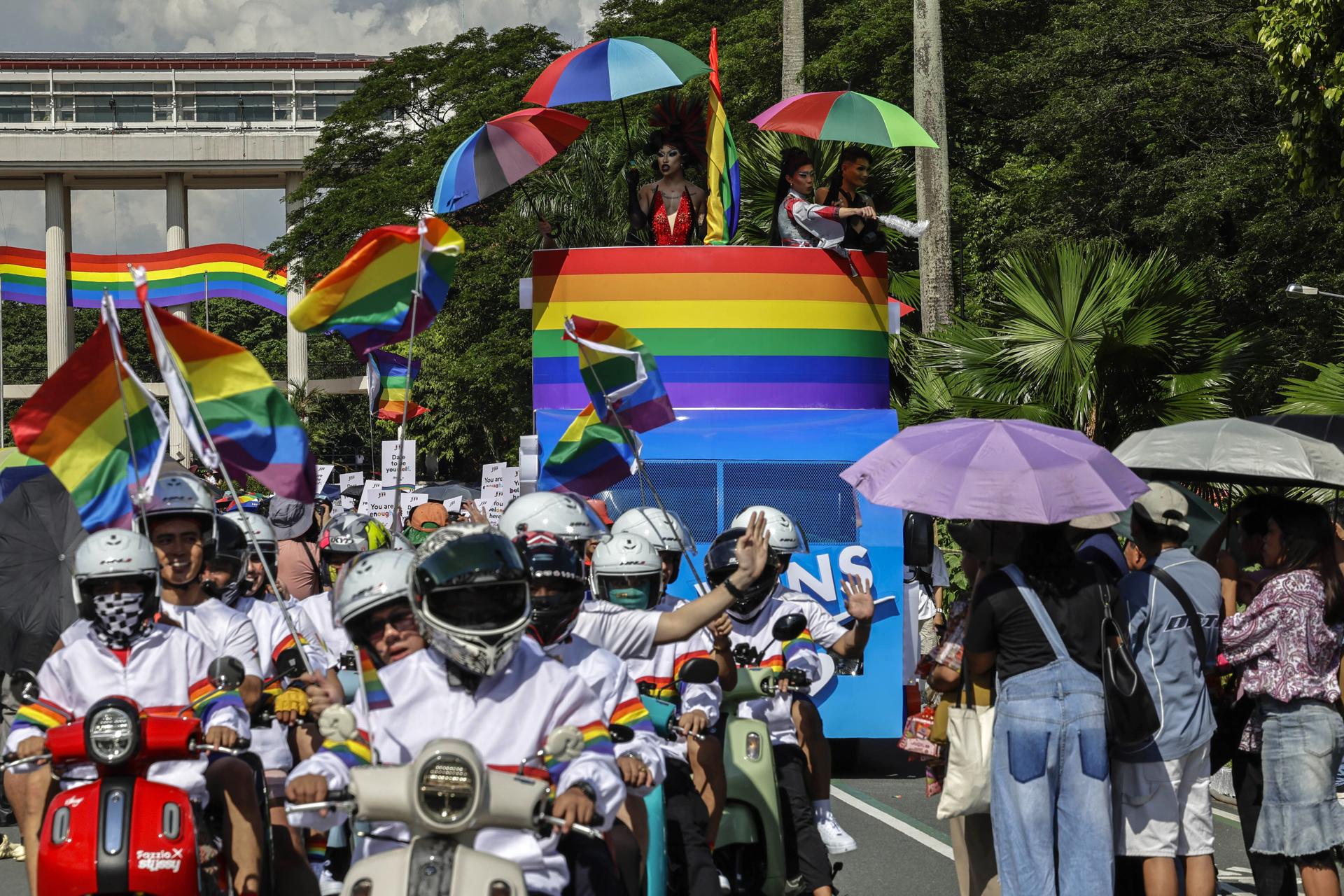QUEZON CITY (Philippines), 28/06/2025.- Drag artists (top) ride on a float during the LoveLaban Pride March in Quezon City, Metro Manila, Philippines, 28 June 2025. Human rights advocacy groups from the LGBTQIA+ community and their supporters held the annual march to express freedom in gender identity and to call for the passage of the Sexual Orientation, Gender Identity, Gender Expression (SOGIE) Equality Bill, which is pending in the Philippine Congress. (Filipinas) EFE/EPA/ROLEX DELA PENA