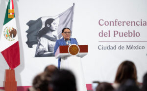 Fotografía cedida por la presidencia de México, de la secretaria de Gobernación, Rosa Icela Rodríguez, hablando durante una rueda de prensa este martes, en Palacio Nacional de la Ciudad de México (México). EFE/ Presidencia de México /SOLO USO EDITORIAL/NO VENTAS/SOLO DISPONIBLE PARA ILUSTRAR LA NOTICIA QUE ACOMPAÑA (CRÉDITO OBLIGATORIO)