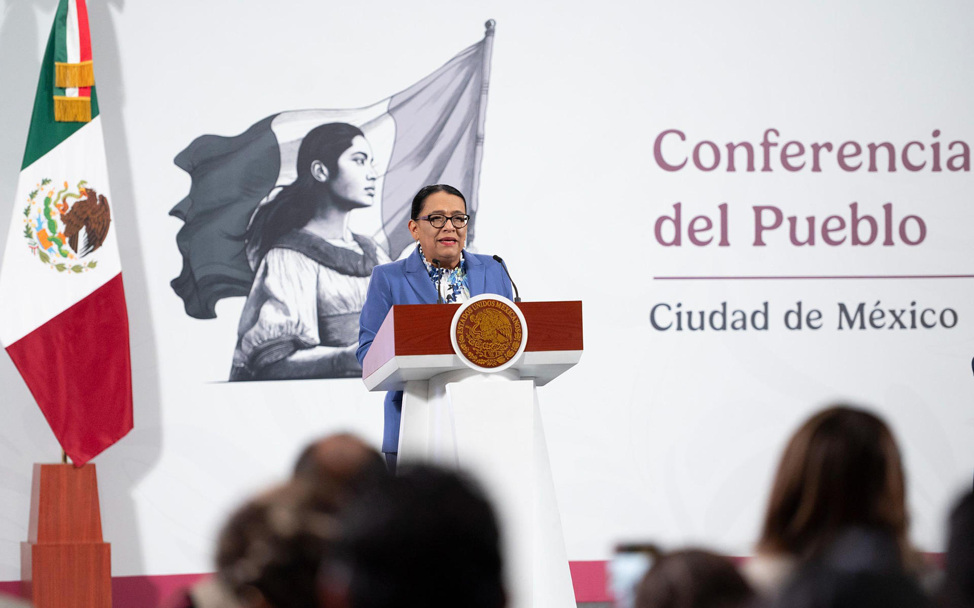 Fotografía cedida por la presidencia de México, de la secretaria de Gobernación, Rosa Icela Rodríguez, hablando durante una rueda de prensa este martes, en Palacio Nacional de la Ciudad de México (México). EFE/ Presidencia de México /SOLO USO EDITORIAL/NO VENTAS/SOLO DISPONIBLE PARA ILUSTRAR LA NOTICIA QUE ACOMPAÑA (CRÉDITO OBLIGATORIO)