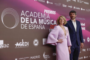 El ministro de Cultura, Ernest Urtasun y la cantante Soledad Giménez a su llegada a la II Edición de los premios de la Academia de la Música de España este miércoles, en Madrid. EFE/ Juanjo Martín