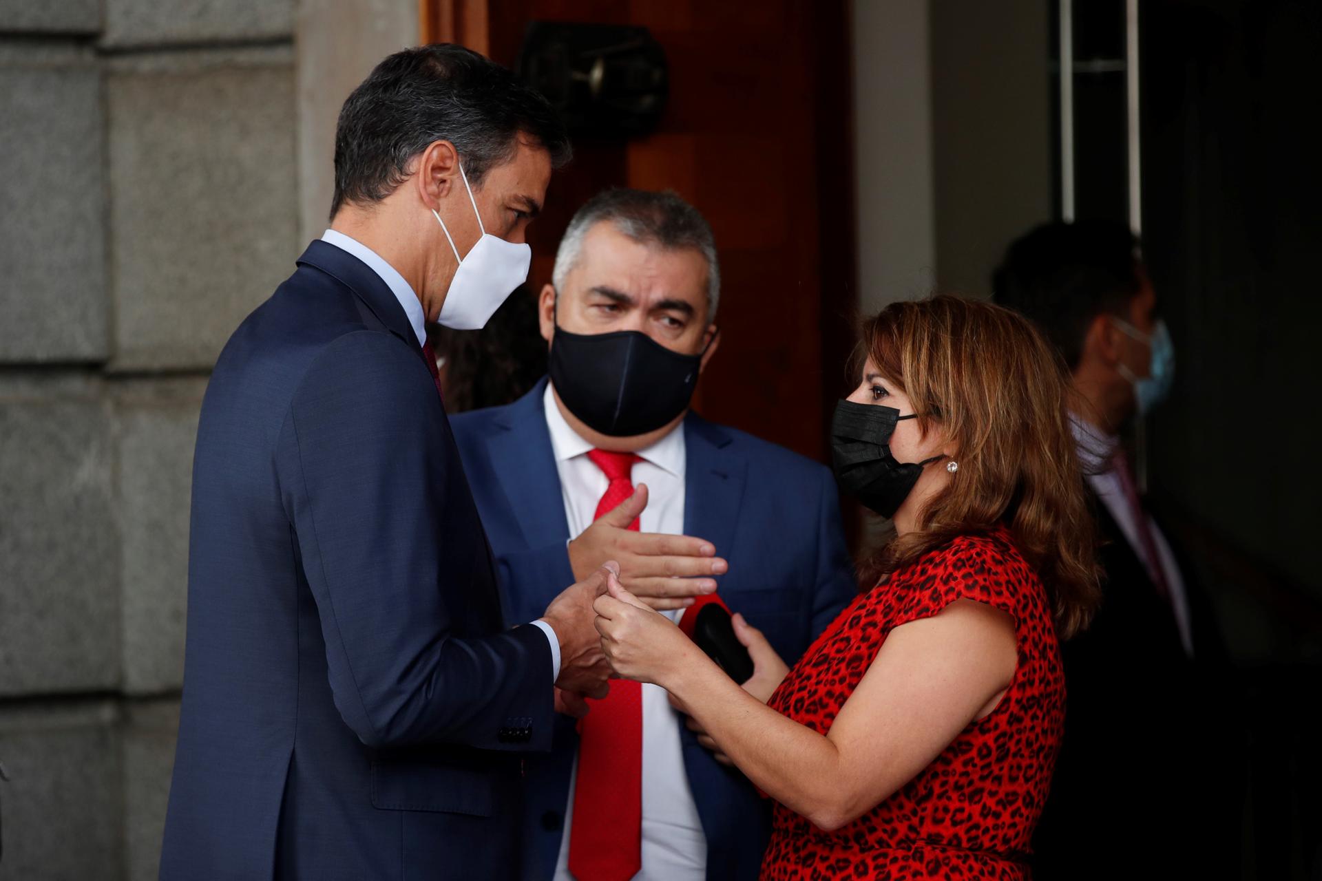 Imagen de archivo ( 08/09/2021) del presidente del Gobierno y secretario general del PSOE, Pedro Sánchez (i), acompañado por la vicesecretaria general del partido y portavoz del grupo parlamentario socialista, Adriana Lastra, y el secretario de Organización, Santos Cerdán (c), en el Congreso. EFE/Javier Lizón