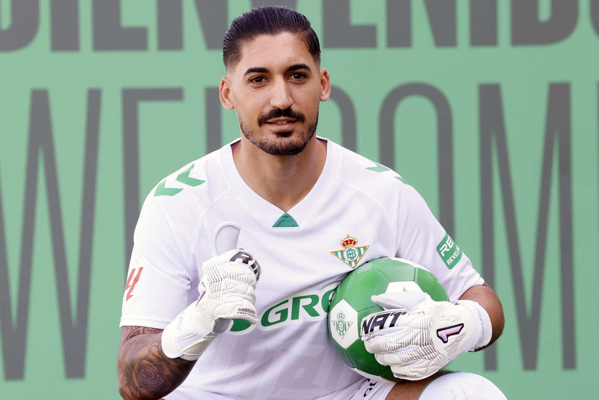 El guardameta de La Rinconada (Sevilla) Álvaro Valles durante su presentación como nuevo jugador del Real Betis. EFE/José Manuel Vidal