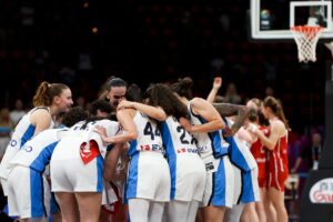 Las jugadoras de Grecia celebran la victoria nte Suiza en Atenas, Grecia. EFE/EPA/GEORGIA PANAGOPOULOU