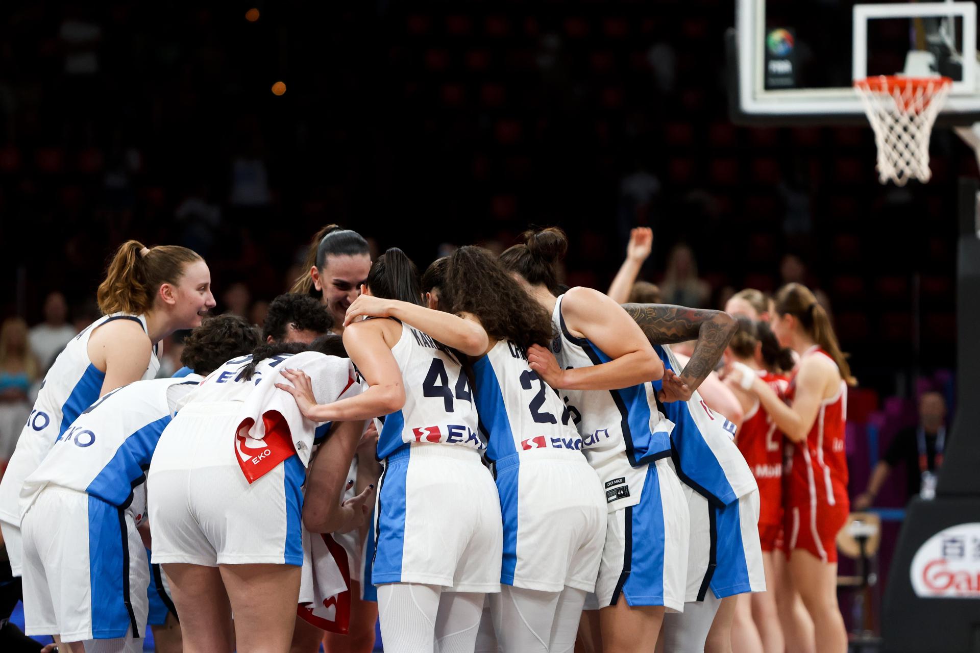 Las jugadoras de Grecia celebran la victoria nte Suiza en Atenas, Grecia. EFE/EPA/GEORGIA PANAGOPOULOU