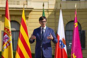 El presidente de la Generalitat de Catalunya, Salvador Illa, hace una declaración antes del inicio de la XXVIII Conferencia de Presidentes que se celebra este viernes en el Palau de Pedralbes, en Barcelona. EFE/Alejandro García