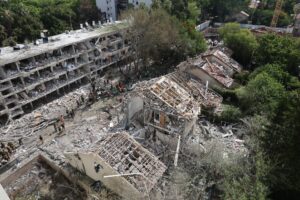 Equipos de emergencia israelíes trabajan en el lugar del ataque con misiles iraníes contra un complejo residencial en Tel Aviv, Israel, el 22 de junio de 2025. EFE/EPA/ABIR SULTAN