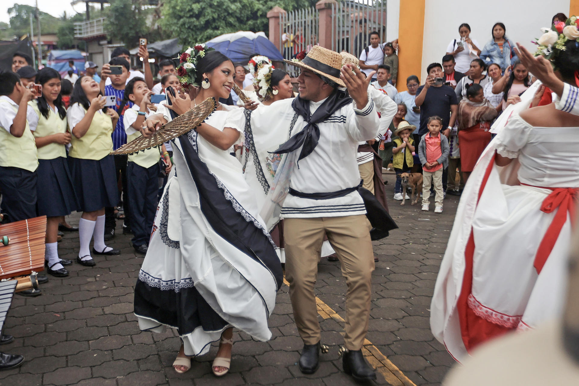 Personas participan en el tradicional baile de 'Los Chinegros' en honor a San Juan Bautista este martes, en San Juan de Oriente (Nicaragua). EFE/ STR
