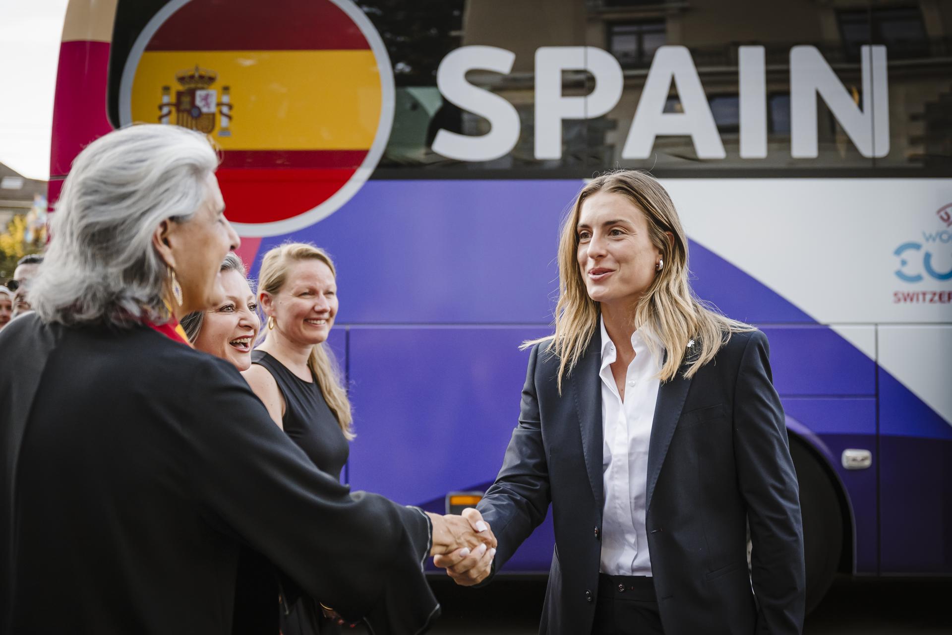 La española Alexia Puttelas junto a la embajadora Maria Celsa Nuno Garcia en el hotel Royal Savoy en Lausana, Suiza. EFE/EPA/GABRIEL MONNET
