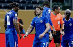 El jugador del Chelsea Pedro Neto (c) celebra junto a su compañero Noni Madueke (i) luego de anotar contra el LAFC. EFE/ERIK S. LESSER