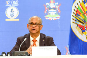 Fotografía cedida por la Organización de los Estados Americanos (OEA) donde aparece su secretario general, Albert Ramdin, hablando durante una conferencia de prensa este martes, en Saint John (Antigua y Barbuda). EFE/Juan Manuel Herrera/OEA