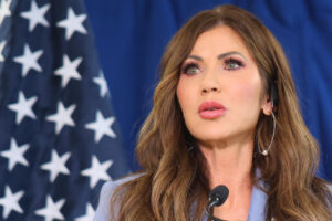 La secretaria de Seguridad Nacional de Estados Unidos, Kristi Noem, habla en una reunión este 24 de junio de 2025, en Ciudad de Panamá (Panamá). EFE/ Gabriel Rodríguez