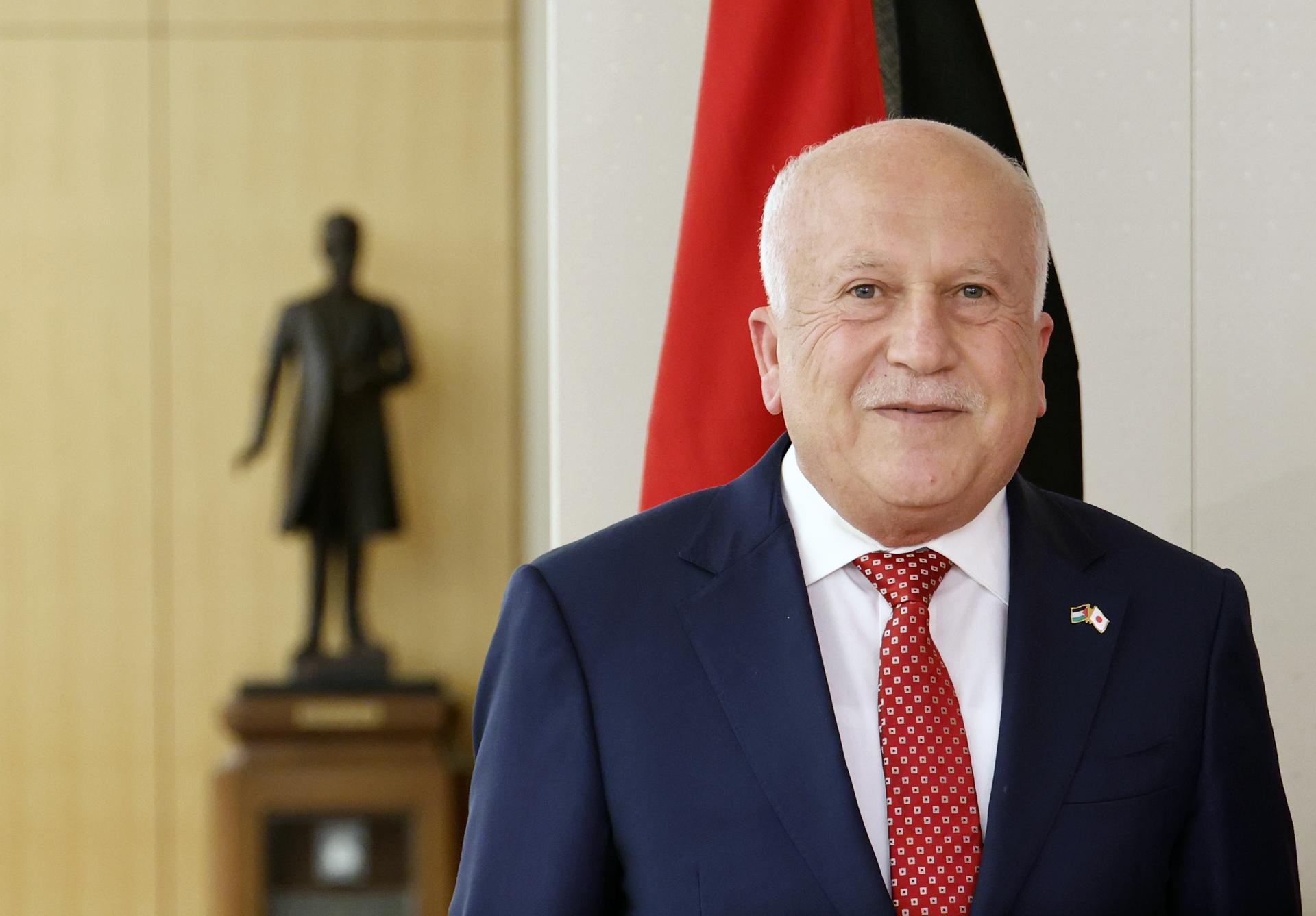 El ministro de Economía Nacional de Palestina, Mohammed Al-Amour, antes de su encuentro con el ministro de Asuntos Exteriores japonés, Takeshi Iwaya, en el Ministerio de Asuntos Exteriores en Tokio, Japón, el 2 de junio de 2025. EFE/EPA/FRANCK ROBICHON