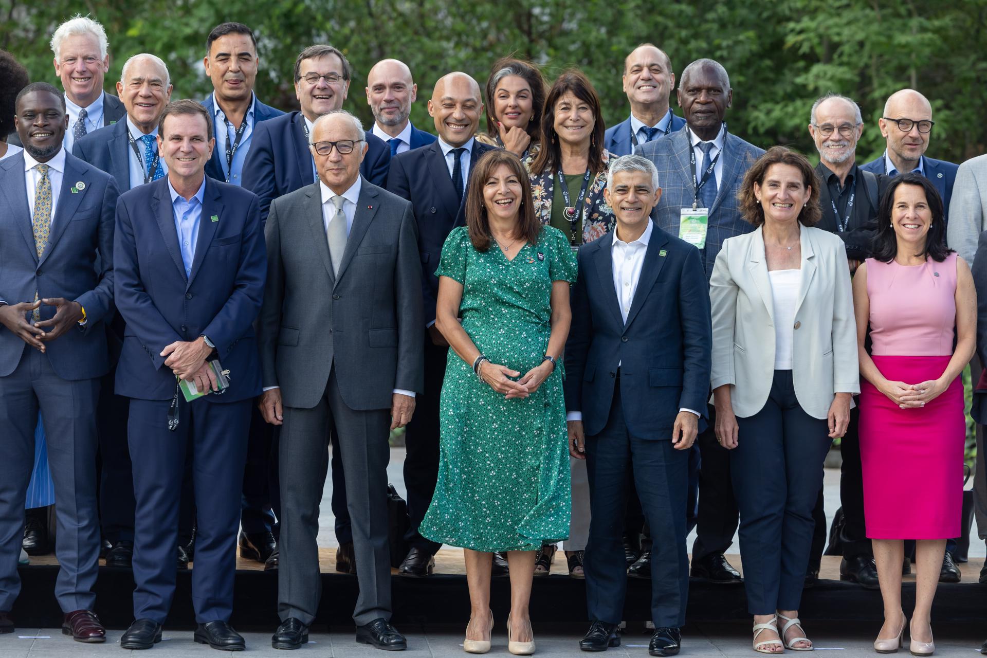 La alcaldesa de París, Anne Hidalgo (centro), rodeada por los alcaldes de Londres, Sadiq Khan (3-dcha); Montreal, Valerie Plante (dcha); Rio, Eduardo Paes (2-izda); el presidente de la COP21 Laurent Fabius (3-izda); la vicepresidenta primera de la Comisión Europea para la Transición Limpia, Justa y Competitiva Teresa Ribera (2-dcha). (Francia, Londres), entre otros. EFE/EPA/CHRISTOPHE PETIT TESSON