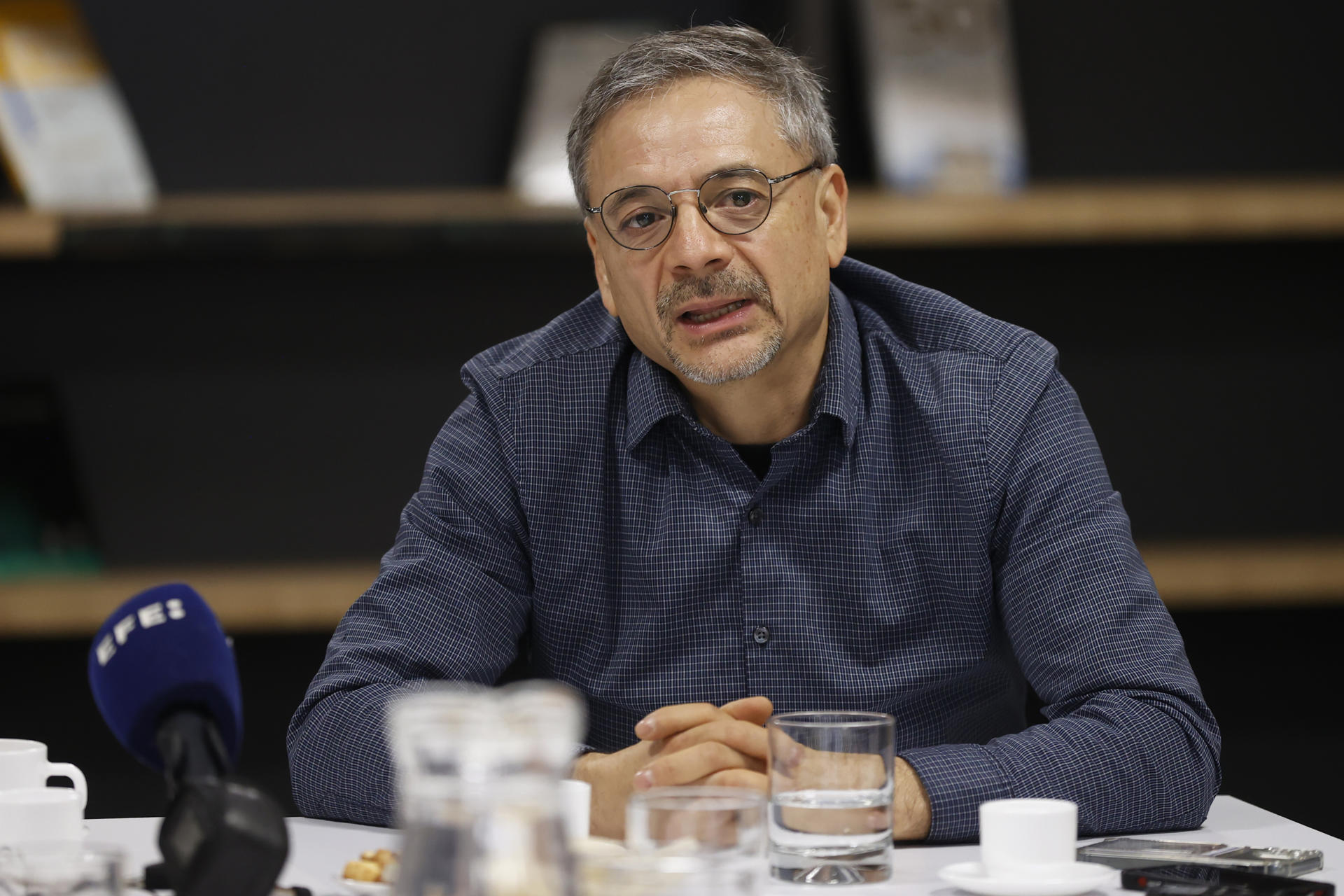 El director del Centro Nacional de Inteligencia Artificial (CENIA), Álvaro Soto, al intervenir durante una rueda de prensa al presentar Latam GPT, el primer modelo de lenguaje de Inteligencia Artificial (IA) desarrollado en Latinoamérica y el Caribe, este martes, 17 de junio, en Santiago de Chile. EFE/Elvis González