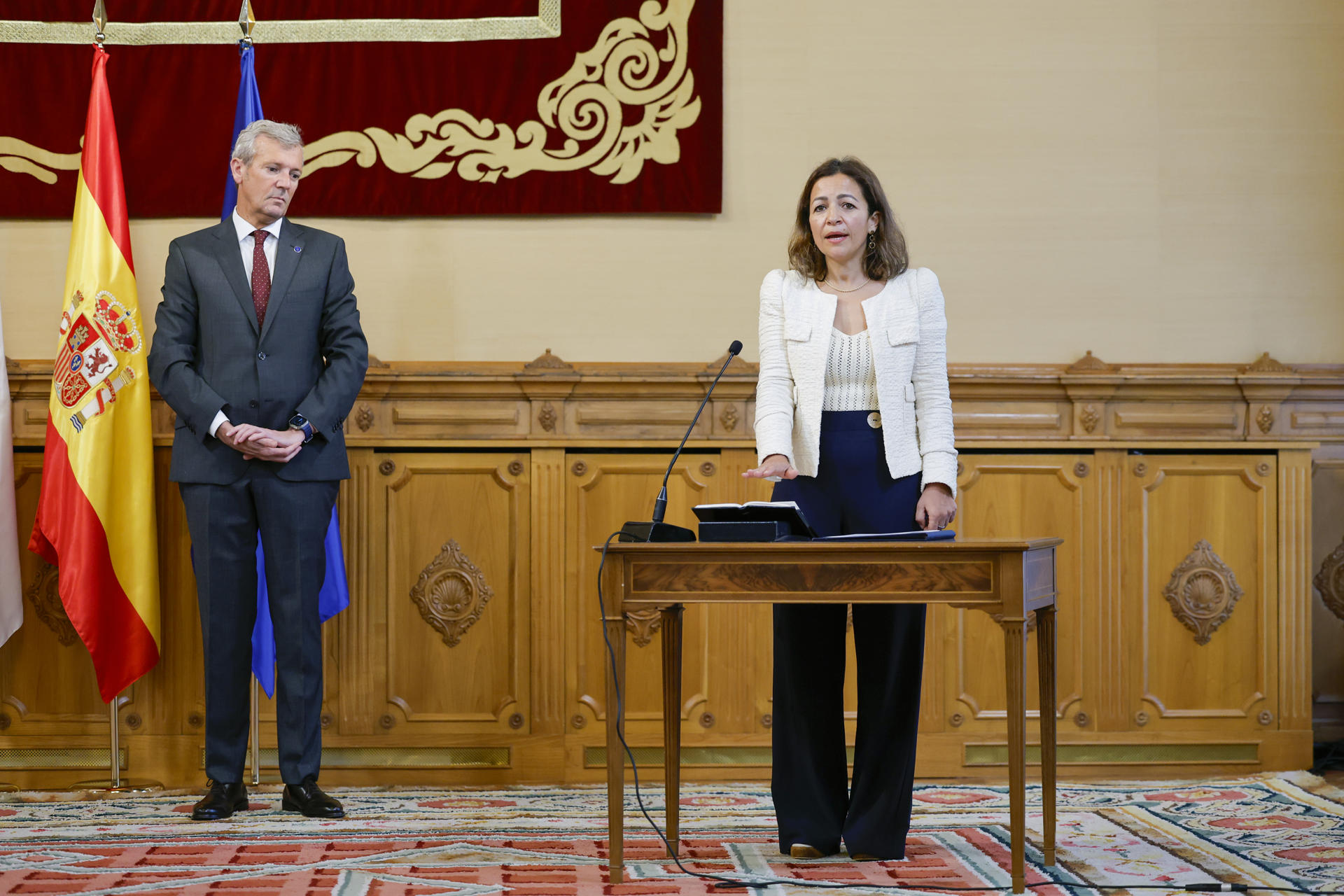 Marta Villaverde (d) ha prometido este jueves su cargo como nueva conselleira do Mar en sustitución de Alfonso Villares, que dimitió ayer tras una denuncia de la presentadora Paloma Lago contra él por agresión sexual, al acto ha asistido el presidente de la Xunta, Alfonso Rueda (i), este jueves en el Pazo de Raxoi, en Santiago de Compostela. EFE/ Lavandeira
