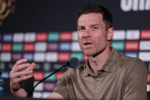 El entrenador del Real Madrid, Xabi Alonso, habla este sábado con periodistas en el Bank of América Stadium de Charlotte. EFE/ André Coelho