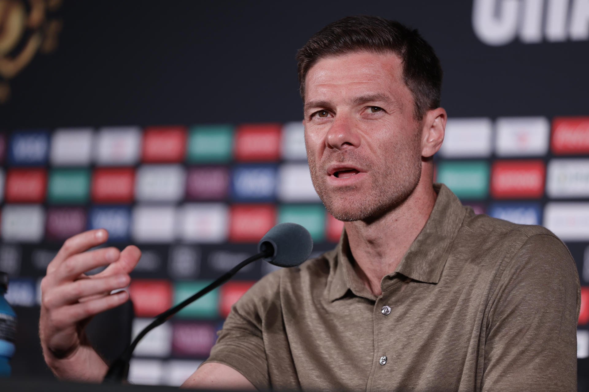 El entrenador del Real Madrid, Xabi Alonso, habla este sábado con periodistas en el Bank of América Stadium de Charlotte. EFE/ André Coelho