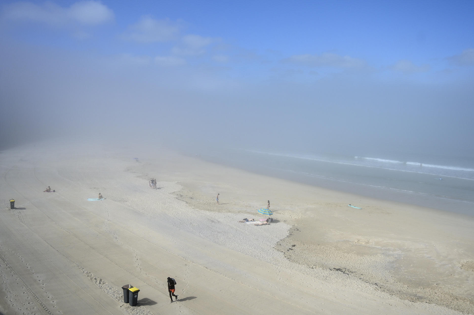 Vista de la niebla en los arenales de A Coruña este viernes cuando Galicia vivirá un episodio extremo de altas temperaturas en las que superarán los 40 grados en Ourense y la capital lucense subirá de 34°. EFE/Moncho Fuentes