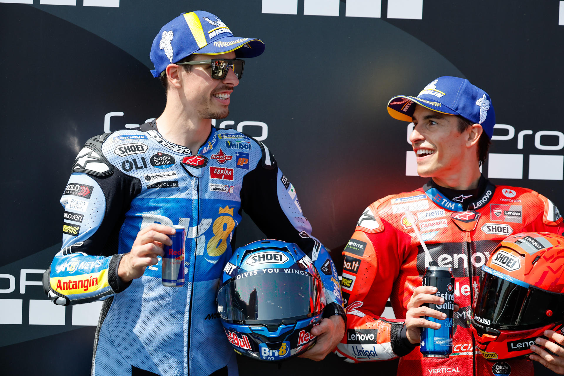 El piloto español de MotoGP Marc Márquez (d), del equipo Ducati Desmosedi, y el piloto Alex Márquez, del mismo equipo, tras la sesión de clasificación para el Gran Premio de Aragón de Motociclismo este sábado en el circuito de Motorland Alcañiz en Teruel. EFE/Javier Cebollada