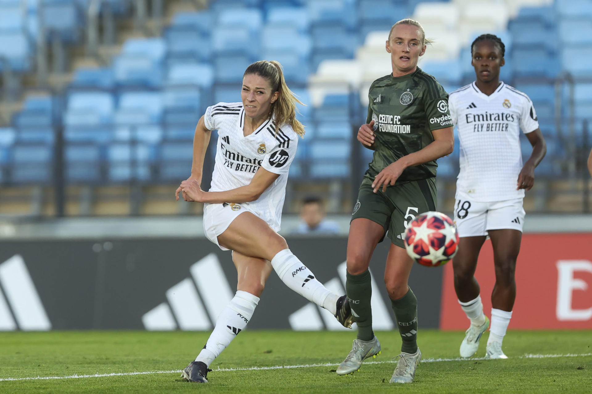 La alemana Melanie Leupolz (i) durante un partido entre Real Madrid y Celtic FC Women, correspondiente a la Liga de Campeones.EFE/ Kiko Huesca