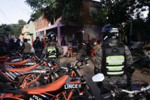 Integrantes de la Policía Nacional de Paraguay participan en el operativo 'Dominatus' este miércoles en el barrio Ricardo Brugada, en Asunción (Paraguay). EFE/ Juan Pablo Pino