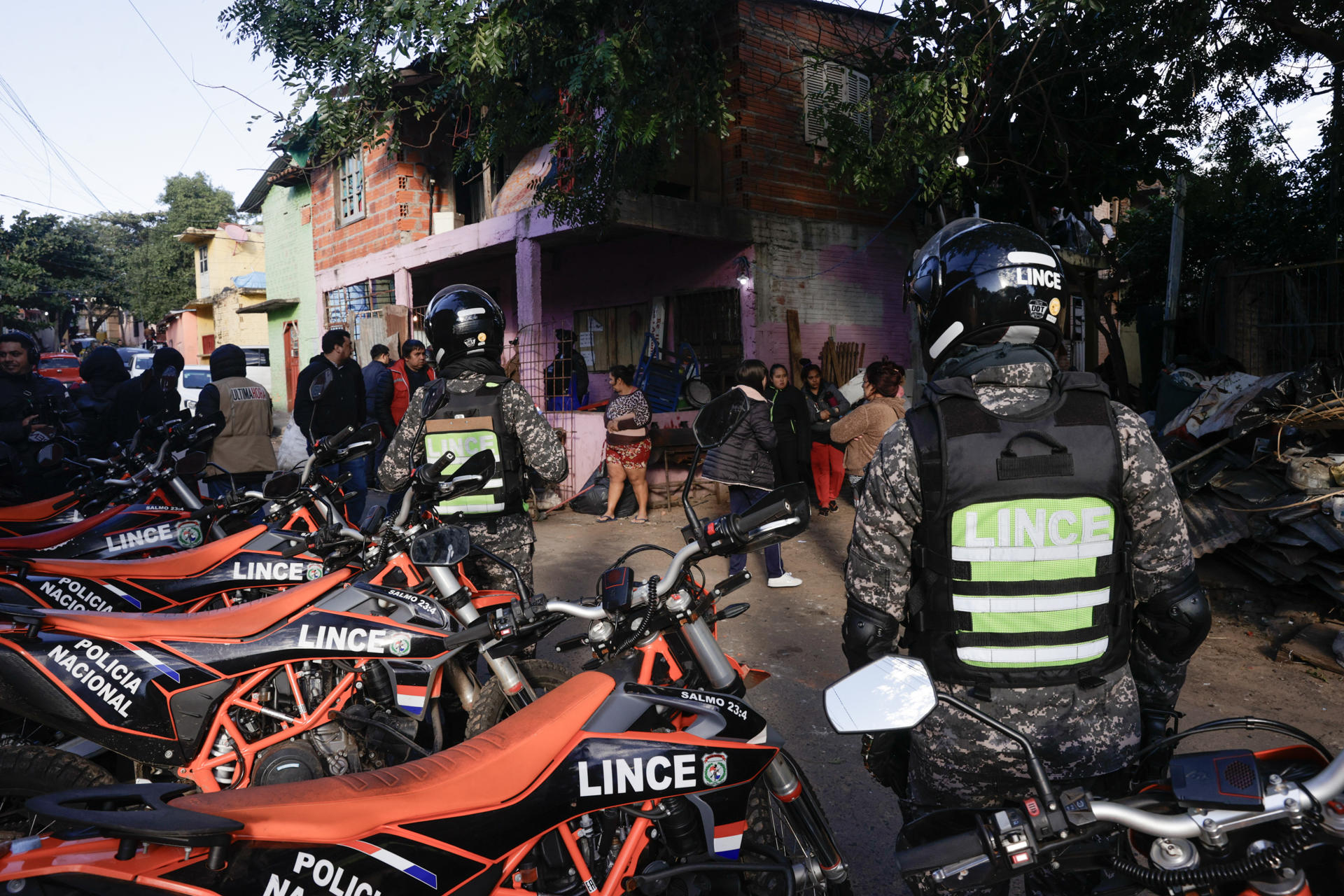 Integrantes de la Policía Nacional de Paraguay participan en el operativo 'Dominatus' este miércoles en el barrio Ricardo Brugada, en Asunción (Paraguay). EFE/ Juan Pablo Pino
