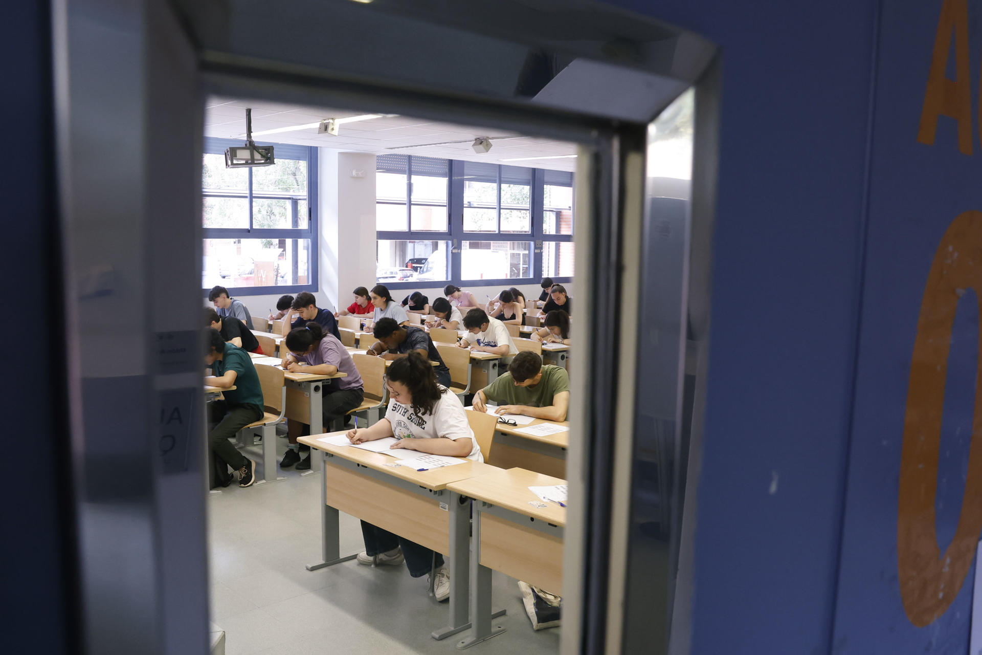 Varios estudiantes se enfrentan a la Prueba de Acceso a la Universidad (PAU) en la Universidad Complutense de Madrid este martes. EFE/ Juan Carlos Hidalgo