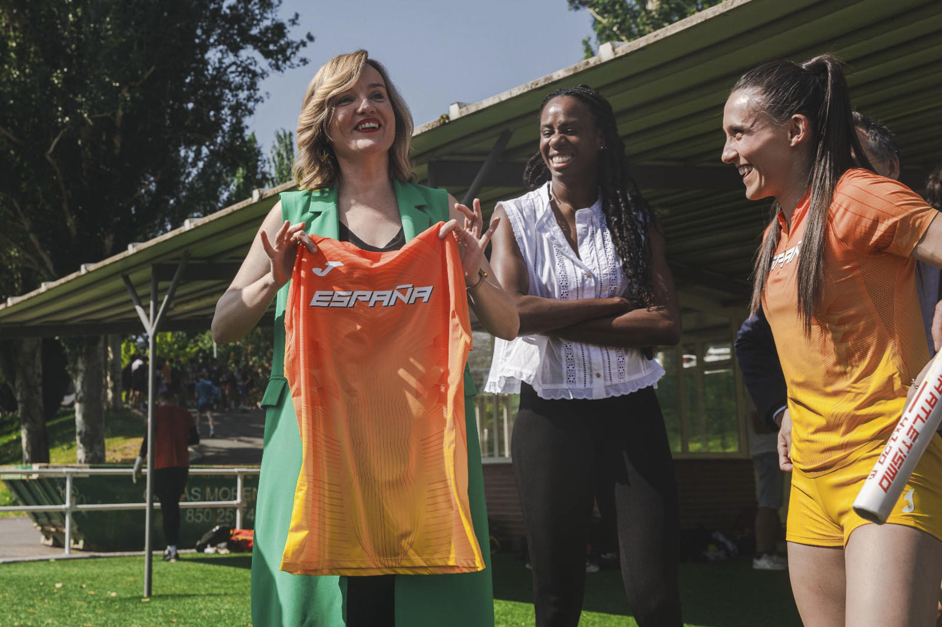 La ministra de Educación, Formación Profesional y Deportes, Pilar Alegría (c), mantiene un encuentro con los integrantes de los relevos 4x100 y 4x400 este miércoles en el Centro de Alto Rendimiento del Consejo Superior de Deportes (CSD) de Madrid. EFE/ CSD