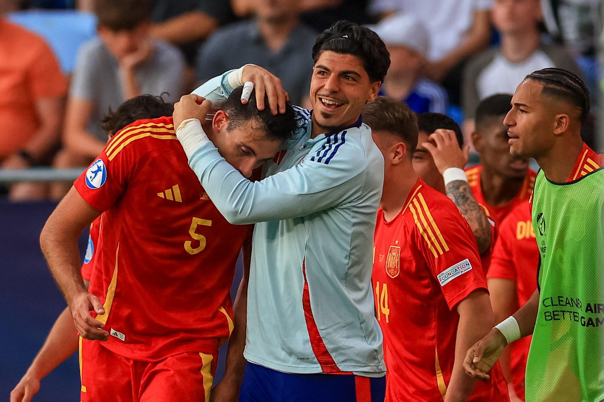 Cesar Tarrega es felicitado por sus compañeros durante el partido de la Eurocopa Sub-21 disputado en Bratislava, Eslovaquia. EFE/EPA/MARTIN DIVISEK