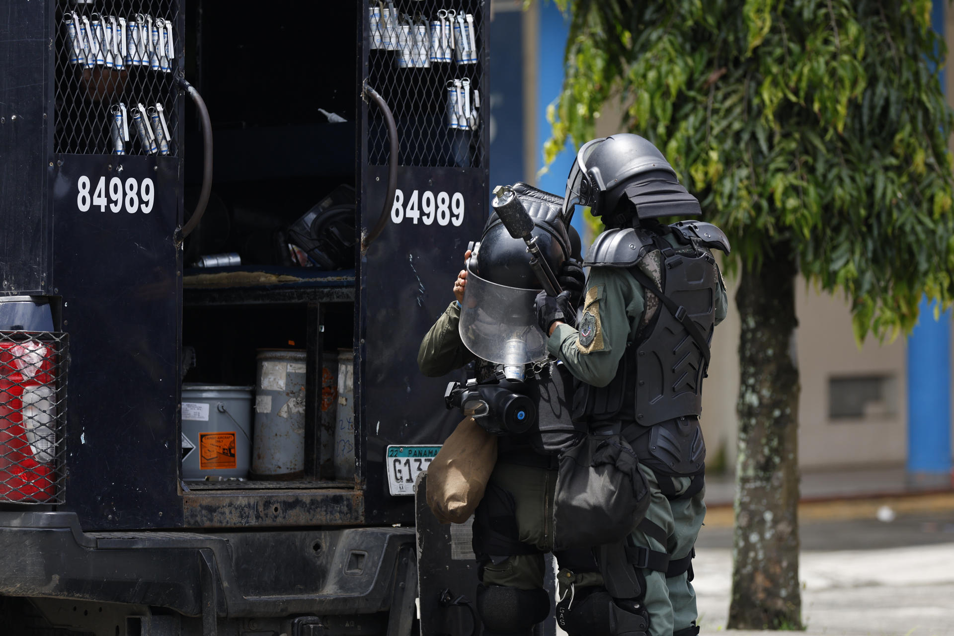 Integrantes de la Policía de Panamá fueron captados este viernes, 20 de junio, durante un operativo para recuperar la movilidad y la seguridad en la provincia de Bocas del Toro, en el Caribe Panameño. EFE/Bienvenido Velasco
