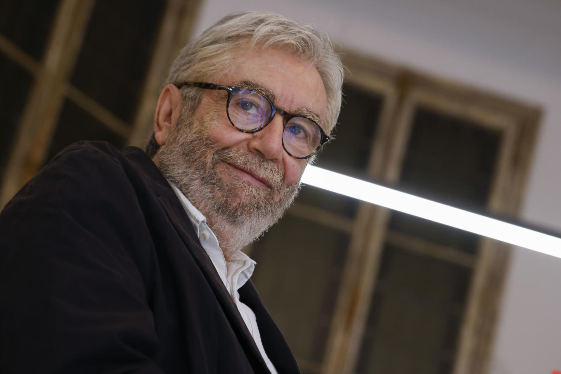 Antonio Muñoz Molina presenta su nueva novela, 'El verano de Cervantes', una lectura apasionada de Don Quijote que mezcla investigación literaria y memoria personal, recuerdos de infancia, primeras lecturas y la influencia que ha tenido en otros autores como Melville, Balzac o Thomas Mann. EFE/ Blanca Millez
