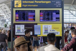 Pasajeros pendientes de la pantalla de información del aeropuerto de Bali a raíz de la cancelación de decenas de vuelos tras la erupción, la víspera, del volcán Lewotobi Laki-laki, en la isla de Flores.
EFE/EPA/MADE NAGI