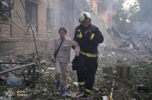 Imagen cedida por el Servicio de Emergencia ucraniano de una zona afectada por el ataque ruso a Kiev. EFE/EPA/SECURITY SERVICE OF UKRAINE HANDOUT HANDOUT EDITORIAL USE ONLY/NO SALES